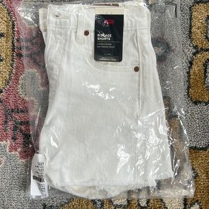 Levi’s Ribcage Shorts, a super high rise slim through hip, white, size 25, NWT
